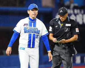 DeNA対ヤクルト　6回表開始前、選手交代を告げたDeNA三浦監督(左)(撮影･江口和貴)