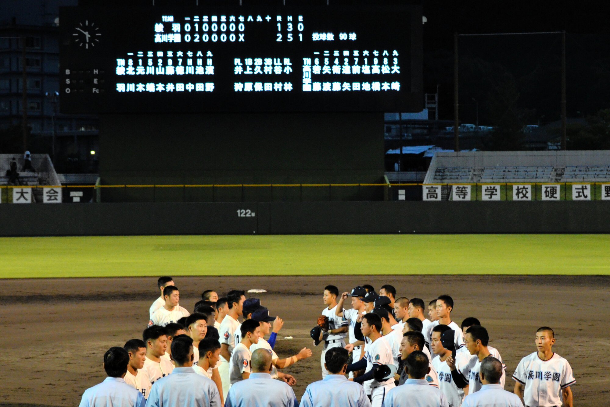 7イニングの試合を終えた綾羽と高川学園の選手ら=2025年9月29日午後5時52分、皇子山、仲程雄平撮影