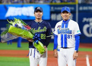 DeNA対ヤクルト　試合後、写真に納まるヤクルト高津監督(左)とDeNA三浦監督(撮影･江口和貴)
