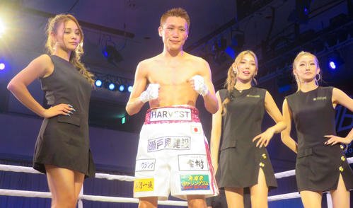 約5カ月ぶりの再起戦に勝利し、世界ランキング復帰が濃厚となった元IBF世界スーパーバンタム級王者小国以載(左から2番目)