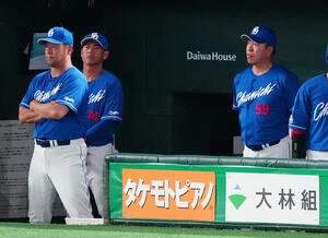 巨人対中日　ベンチで浮かない表情の中日井上監督(右)(撮影･鈴木みどり)