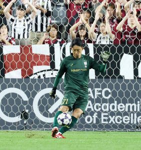 神戸対メルボルン･シティ　前半、ボールを蹴り込む神戸GK権田(撮影･加藤哉)