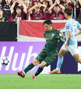 前半、プレーする神戸のGK権田