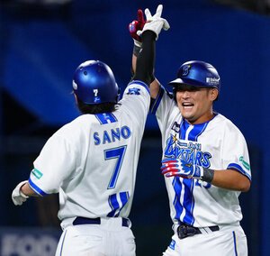 一回裏DeNA1死二塁、2点本塁打を放ち佐野(左)とタッチを交わす筒香＝日刊スポーツ