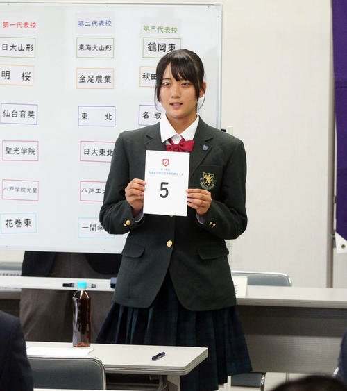 くじを引く仙台育英･星マネジャー兼学生コーチ(撮影･高橋香奈)