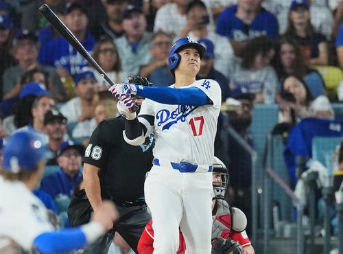9月30日、第1戦の6回裏2死一塁、右中間にこの試合2本目となる2点本塁打を放つ大谷(撮影･菅敏)