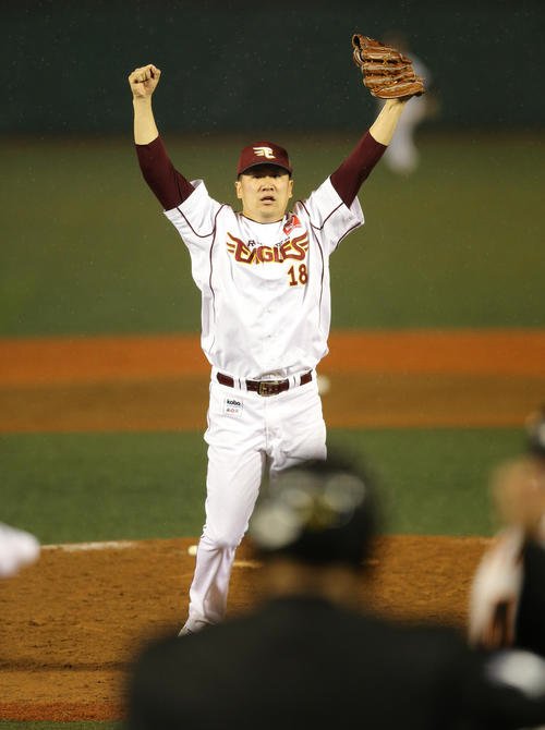13年11月、日本シリーズを制し喜ぶ田中将