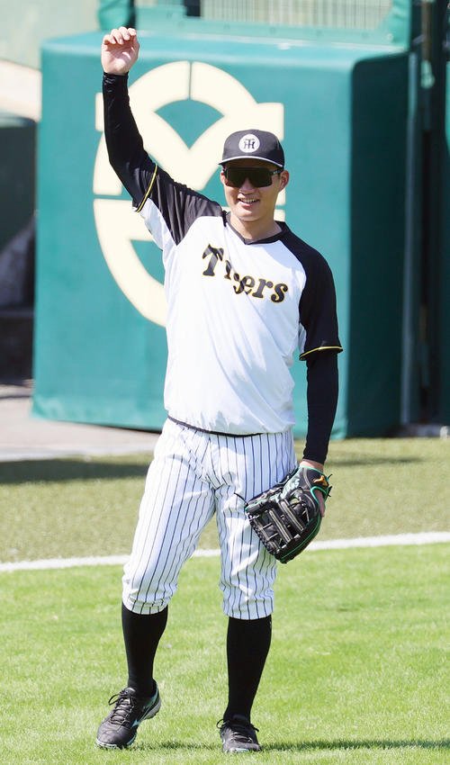 リラックスした表情で外野を守る阪神森下(撮影･上山淳一)
