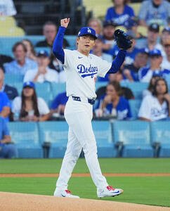 ドジャース対レッズ　1回表レッズ無死、フリードルの左飛をK･ヘルナンデスが好捕し、ガッツポーズを見せる山本(撮影･菅敏)