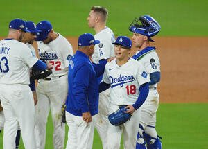 ドジャース対レッズ　7回途中、降板する山本(右から2人目)(撮影･菅敏)