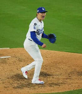 ドジャース対レッズ　6回、投球後に叫ぶ山本(撮影･菅敏)