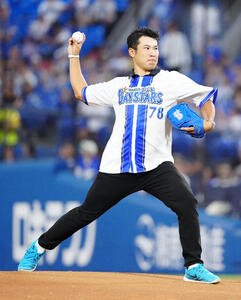 2025年9月30日、DeNA対ヤクルト戦で試合前、セレモニアルピッチに臨む男子ゴルフの松山英樹(撮影･江口和貴)