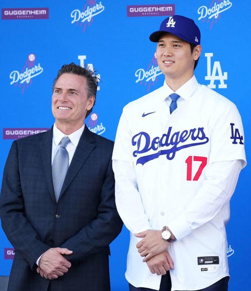 大谷翔平(右)と代理人のネズ･バレロ氏(2023年撮影)