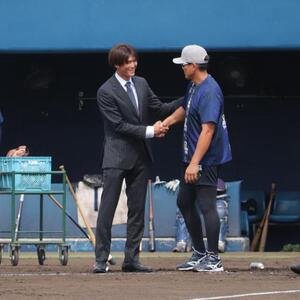 オリックス高橋信二コーチ(右)と握手を交わす佐野皓大外野手(撮影･中島麗)