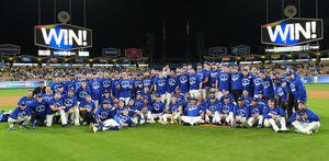 地区シリーズ進出を決め、記念写真に納まるドジャースの選手ら(撮影･菅敏)