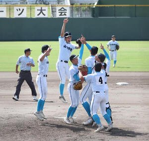高川学園対山梨学院　国スポ初優勝を決めて喜びを爆発させる山梨学院ナイン(撮影･白石智彦)