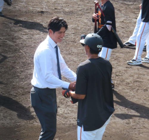戦力外通告を受けてあいさつに訪れた巨人高橋(撮影･水谷京裕)