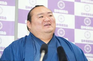 引退会見に臨む宝富士(撮影･小沢裕)