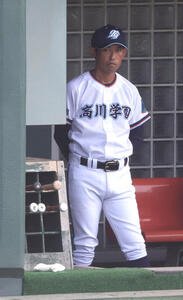 高川学園対山梨学院　戦況を見守る高川学園･松本監督(撮影･白石智彦)