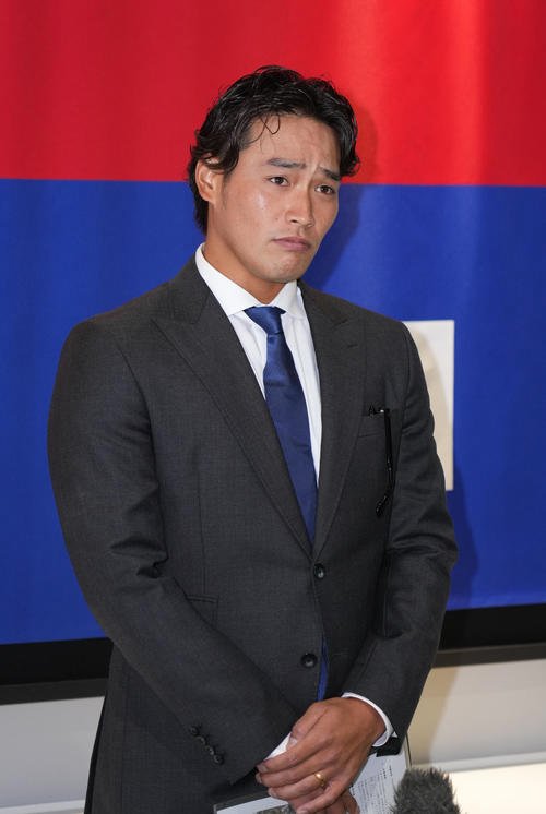 球団事務所に訪れ取材に応じる石川翔(撮影･森本幸一)