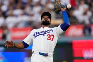 落球するテオスカー･ヘルナンデス(AP)