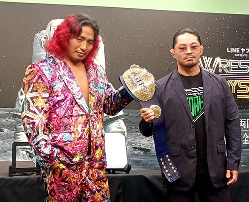 GHCジュニアヘビー級王者の高橋ヒロム(左)と挑戦者のEita