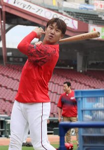 ティー打撃練習をする小園(撮影･加藤孝規)
