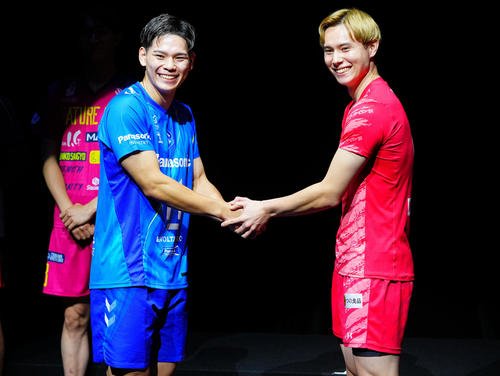 SVリーグ開幕記者会見で握手を交わす大阪ブルテオンの西田(左)とサントリーサンバーズ大阪の高橋(撮影･垰建太)