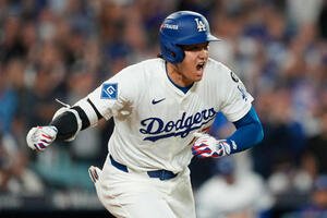 6回に右前適時打を放ち、雄たけびを上げる大谷翔平(AP)