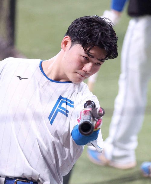 ティー打撃する日本ハム清宮幸(撮影･黒川智章)