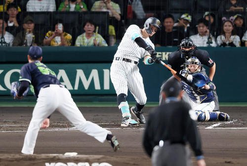阪神対ヤクルト　1回裏阪神1死三塁、佐藤輝は左犠飛を打って先制点を挙げる。投手青柳(撮影･加藤哉)