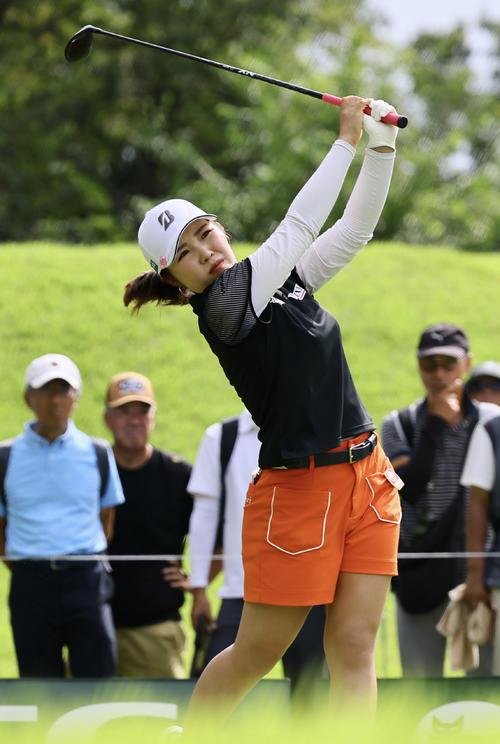 8番、ティーショットを放つ古江彩佳(撮影･藤尾明華)