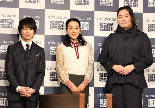エアウィーヴ｢New airweave　新商品･新CM｣記者発表会に出席した、左から内村航平さん、浅田真央さん、北口(撮影･藤塚大輔)