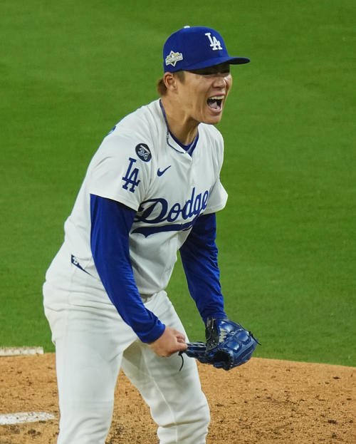 ドジャース対レッズ　6回表レッズ2死満塁、デラクルスを三振に仕留め、雄たけびを上げる山本(撮影･菅敏)
