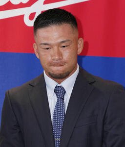 球団事務所に訪れ取材に応じる加藤竜(撮影･森本幸一)