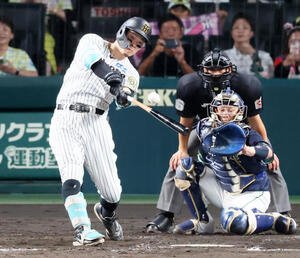 阪神対ヤクルト　5回裏阪神1死二塁、佐藤輝は右越え2点本塁打を放つ(撮影･加藤哉)