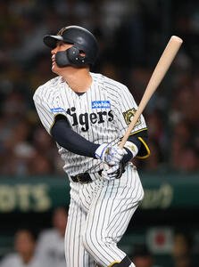 阪神対ヤクルト　7回裏阪神2死一塁、代打原口は中飛に倒れる(撮影･上山淳一)