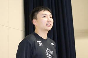 開幕戦に向けて取材に対応するレバンガ北海道の富永(撮影･保坂果那)