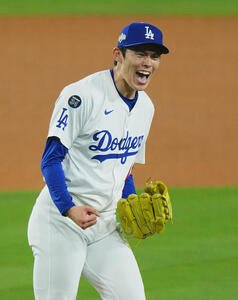 ドジャース対レッズ　9回表レッズ1死、ラックスを三振に仕留め、雄たけびを上げる佐々木(撮影･菅敏)