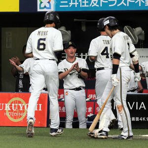 オリックス対西武　6回裏オリックス2死一、三塁、岸田監督(中央)は若月の中越え2点適時二塁打で生還した宗(左)と頓宮を迎える(撮影･宮崎幸一)