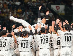 阪神対ヤクルト　　引退セレモニーで胴上げされる原口(撮影･上田博志)