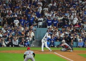 ドジャース対レッズ　6回裏ドジャース1死一、三塁、右適時打を放つ大谷(撮影･菅敏)