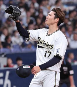 オリックス対西武　3回表西武無死一、二塁、オリックス先発の曽谷は山村に四球を与え厳しい表情を見せる(撮影･西尾就之)