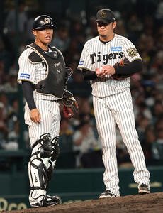 阪神対ヤクルト　　9回、岩貞(右)とバッテリーを組んだ原口(撮影･上田博志)