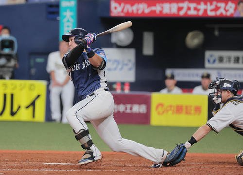 オリックス対西武　4回表西武1死二塁、渡部聖は左翼へ適時打を放つ(撮影･宮崎幸一)