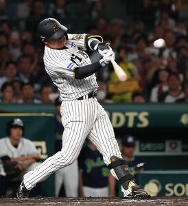 阪神対ヤクルト　　7回裏阪神2死一塁、代打の原口は中飛に倒れる(撮影･上田博志)