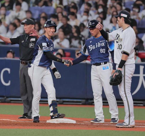 オリックス対西武　2回表西武1死、斎藤は中前打を放ちプロ初安打を記録し笑顔を見せる(撮影･宮崎幸一)