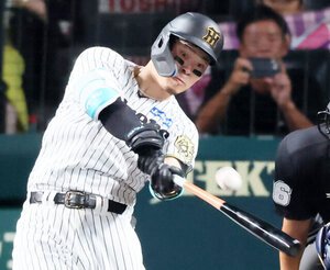 五回裏阪神1死二塁、佐藤輝は右越え2点本塁打を放つ＝日刊スポーツ