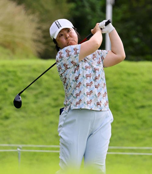 8番、ティーショットを放つ不動裕理(撮影･藤尾明華)