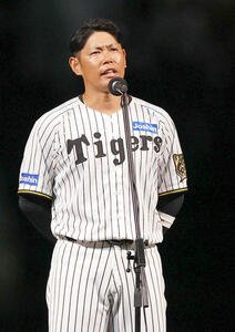 引退セレモニーであいさつする阪神原口(撮影･上山淳一)